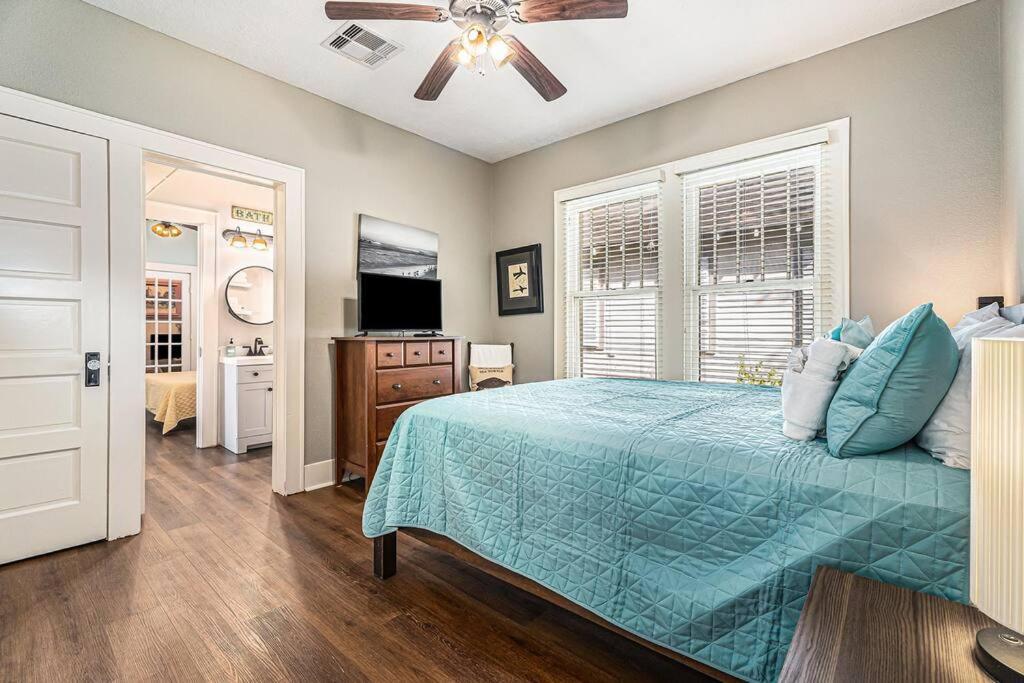 Beachy Bungalow! 2Bd, King Bed ガルベストン エクステリア 写真