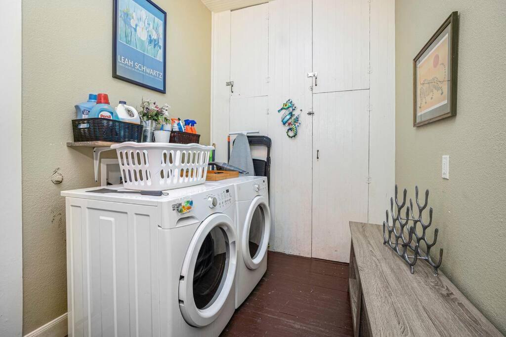 Beachy Bungalow! 2Bd, King Bed ガルベストン エクステリア 写真