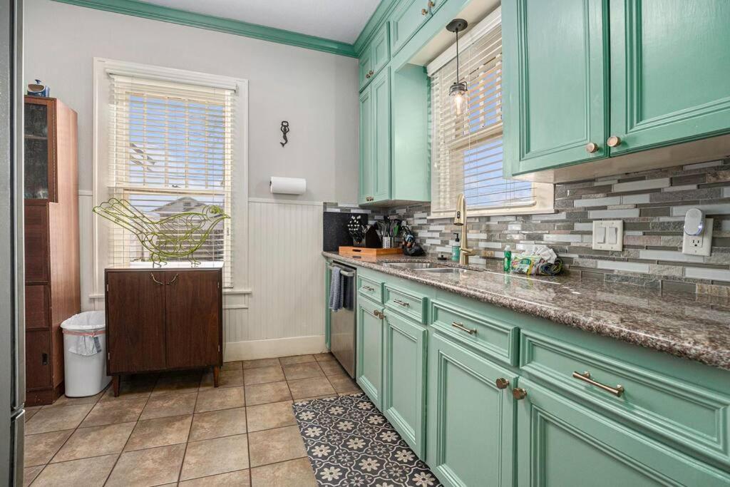 Beachy Bungalow! 2Bd, King Bed ガルベストン エクステリア 写真
