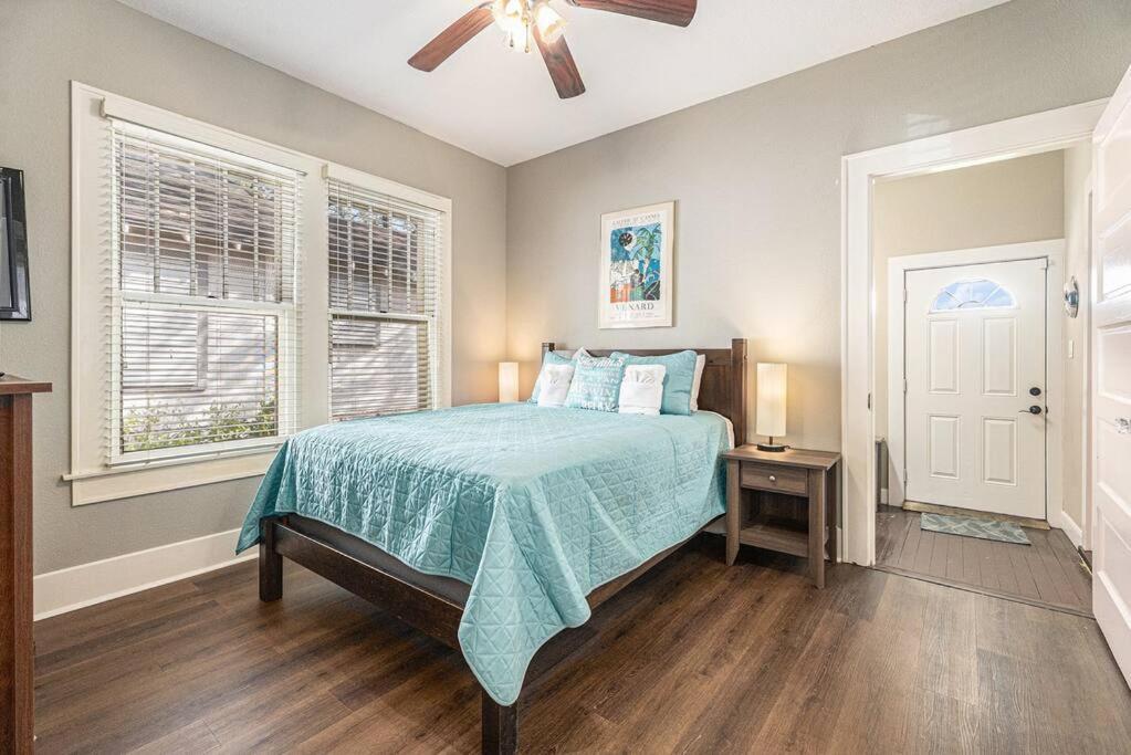 Beachy Bungalow! 2Bd, King Bed ガルベストン エクステリア 写真