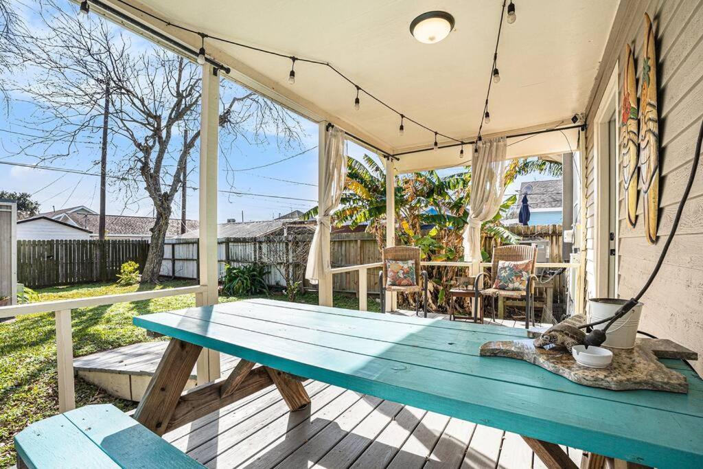 Beachy Bungalow! 2Bd, King Bed ガルベストン エクステリア 写真
